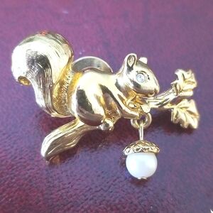 Vintage AVON gold-tone squirrel and acorn pin brooch